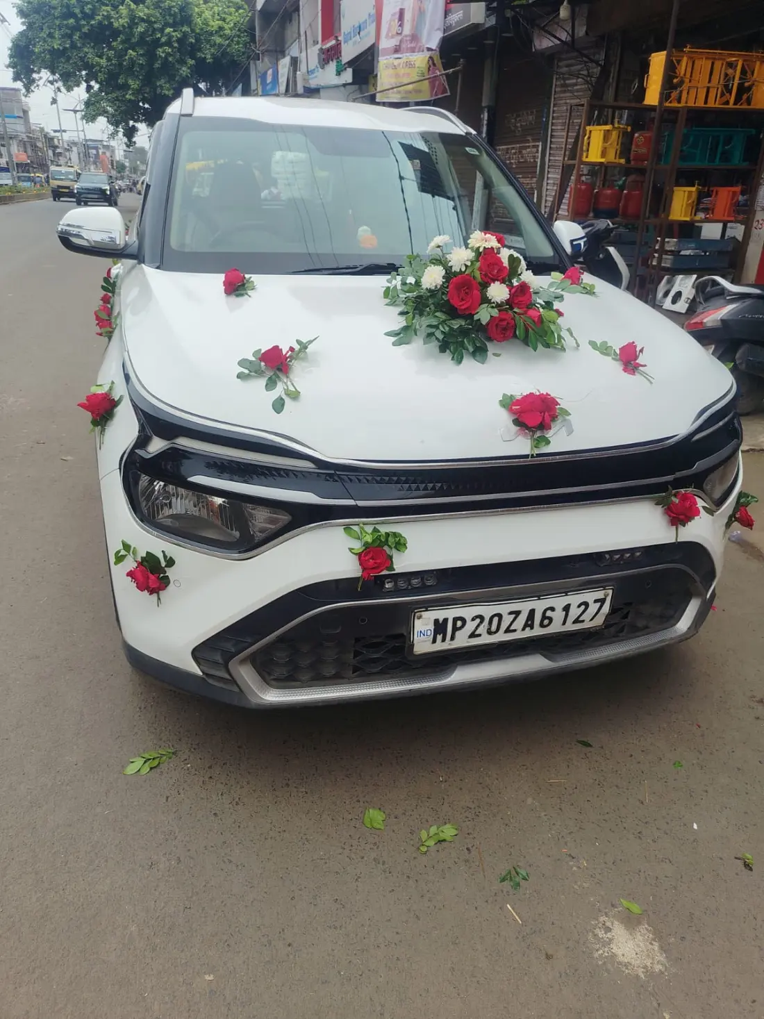 Toyota Innova decorated with flowers for a wedding