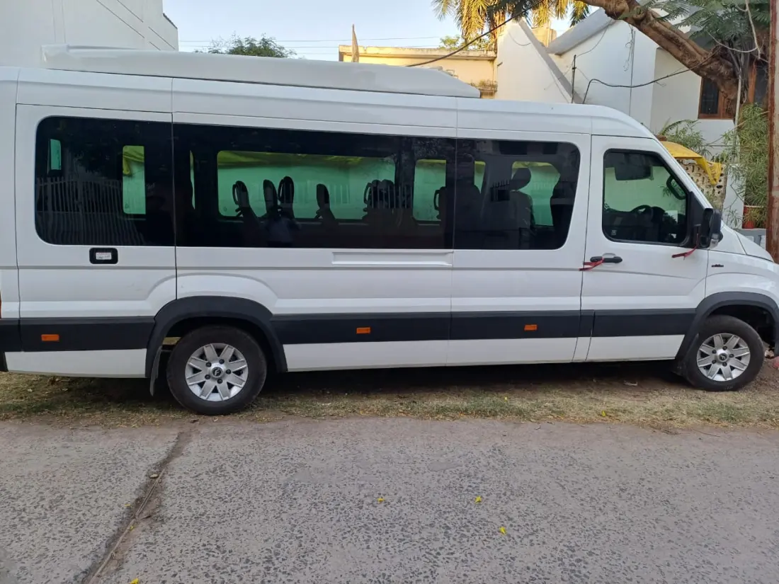 Side view of the white Force Urbania